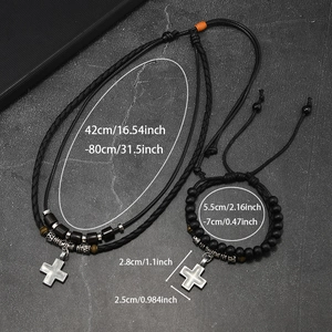 Dettaglio di set pendente croce retrò con cordino cerato regolabile e bracciale