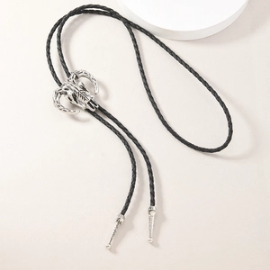 Makroansicht des silbernen Schafskopf-Bolo-Tie-Anhängers mit Vintage-Gravur