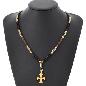 Collier en acier inoxydable avec pendentif croix de Malte dorée et chaîne de perles en bois