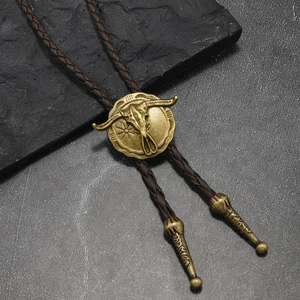 Detail einer Bolo-Krawatte mit bronzenem Stierkopf, Lederband und verzierten Metallspitzen