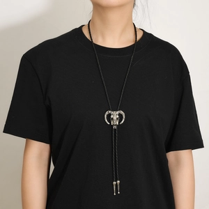 Vintage Silber Widderkopf Bolo-Krawatte mit schwarzer Lederkordel an einem schwarzen Shirt
