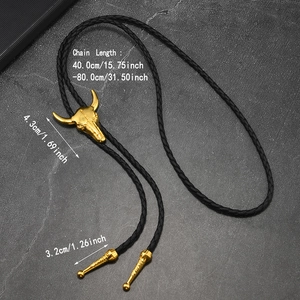 Détail de la cravate bolo tête de taureau dorée avec dimensions et cordon tressé