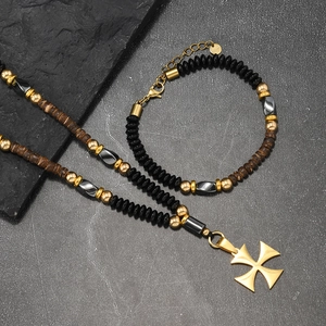 Parure collier et bracelet pour homme avec perles noires, bois et pendentif croix dorée