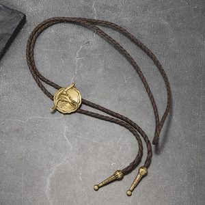 Nahaufnahme der Western-Bolo-Krawatte mit Stierschädel-Relief und Bronze-Finish