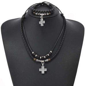 Set collana a doppio strato con croce retrò e bracciale di perline su busto nero