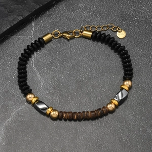 Vue détaillée du bracelet réglable en perles de bois et hématite avec fermoir doré