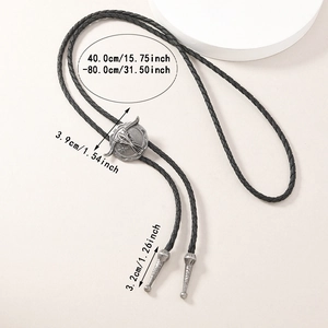 Detailansicht der Western-Bolo-Tie mit Maßen für das Lederband und den Ochsenkopf-Anhänger