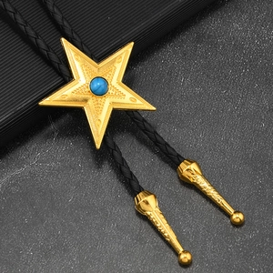Détail de cravate bolo avec pendentif étoile dorée et incrustation turquoise
