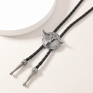 Detaillierte Nahaufnahme einer Vintage-Bolo-Krawatte mit Stierschädel und Flechtband