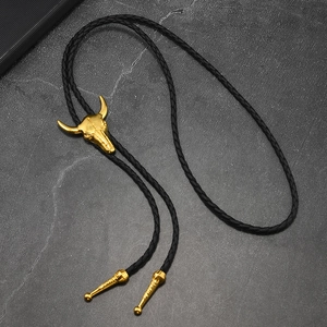 Cravate bolo western tête de taureau dorée avec cordon tressé noir et embouts métal