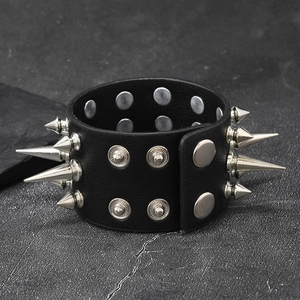 Gros plan d'un bracelet en cuir punk avec des pointes argentées et des rivets