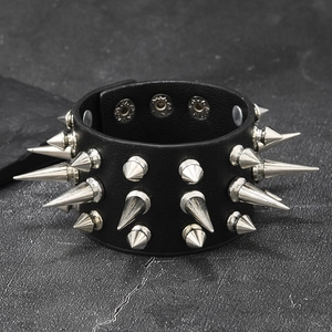 Bracelet punk en cuir noir avec trois rangées de clous et de pointes en métal argent