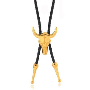 Cravate bolo western tête de taureau dorée avec cordon tressé noir sur fond blanc neutre