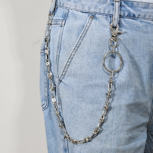 Chaîne de pantalon punk argentée avec pointes métalliques et anneaux sur jean
