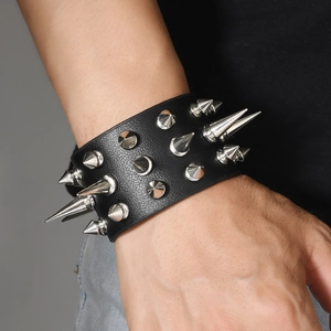 Bracelet punk en cuir de vachette noir avec pointes et rivets en métal argenté pour hommes