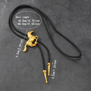 Vintage Bolo-Krawatte mit goldenem Pferdemotiv, schwarzem Lederseil und Metallspitzen