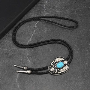 Corbata bolo estilo western con piedra turquesa y diseño floral grabado en metal plateado