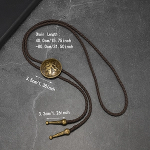 Dettaglio della bolo tie vintage con stella e misure del cordoncino in pelle intrecciata