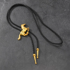 Detail der Western-Bolo-Krawatte mit goldenem Pferdedesign und geflochtenem schwarzem Leder