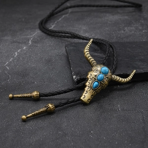 Detail einer Vintage-Bolo-Krawatte mit bronzenem Stierkopf, Türkissteinen und Kordel