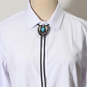 Detalle de corbata bolo western con colgante de turquesa azul en cordón negro