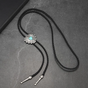 Detail der herzförmigen Bolo-Krawatte mit Türkis und silberner Gravur im Vintage-Stil