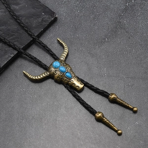 Detail von Vintage Bolo-Krawatte mit Stierschädel, Türkissteinen und schwarzer Lederkordel