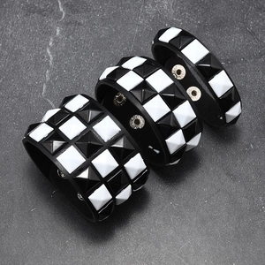 Detailansicht von Punk-Lederarmbändern mit 1, 2 und 3 Reihen quadratischer Nieten