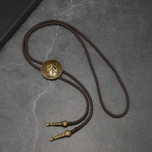 Dettaglio della cravatta bolo vintage con stella di bronzo su cordino in pelle