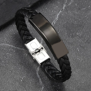 Primer plano detallado de una pulsera de cuero negro trenzado para hombre con cierre de acero