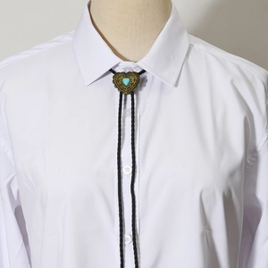 Vintage Bronze Herz Bolo Tie mit Türkisstein an schwarzem Seil auf weißem Hemd