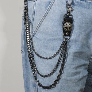Chaîne de pantalon punk à trois niveaux avec médaillon croix sur un jean bleu
