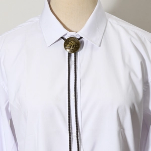 Dettaglio di cravatta bolo vintage con stella, ciondolo bronzo e cordino intrecciato