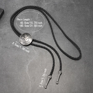 Dettaglio del bolo tie vintage con stella, cordino regolabile e punte metalliche