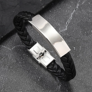 Primer plano de pulsera de cuero trenzado negro con placa y cierre de acero inoxidable pulido