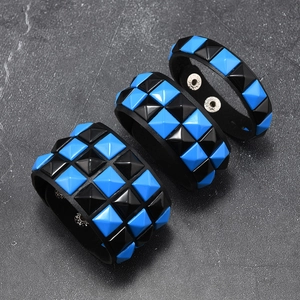Detail von Punk-Lederarmbändern mit blau-schwarzen Pyramiden-Nieten in Reihen-Layouts