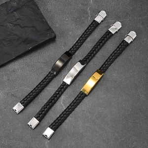 Juego de tres pulseras de cuero trenzado con placas de metal en negro, plateado y dorado