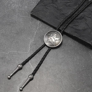 Dettaglio cravatta bolo vintage con fibbia in lega a pentagramma e cordino intrecciato