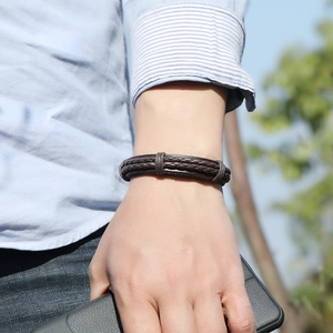 Bracciale da uomo in pelle intrecciata marrone scuro con trama a tre fili incrociati