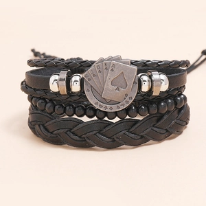 Detalle de una pulsera multicapa de cuero con cartas de póquer royal flush y cuentas negras