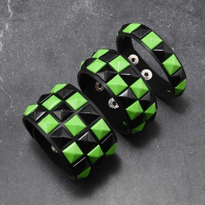 Detail von Punk-Lederarmbändern mit neongrünen und schwarzen quadratischen Nieten