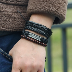 Vintage Herren-Lederarmband-Set geflochten mit Kreuz-Charm und roten Holzperlen