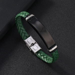 Detalle macro de la pulsera trenzada para hombre con grabado en el cierre de acero
