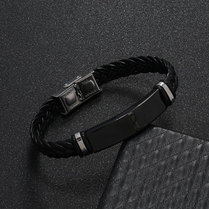 Detalle macro de la pulsera de cuero trenzado negro con cierre de acero inoxidable y grabado