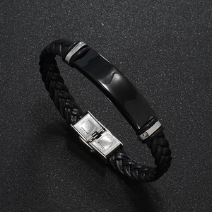 Detalle de pulsera de cuero trenzado negro para hombre con cierre de acero inoxidable