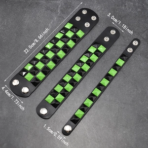 Dreiteiliges Punk-Lederarmband-Set mit neongrünen und schwarzen Pyramidennieten