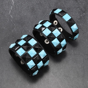 Punk Lederarmband Set mit schwarzen und blauen quadratischen Nieten und Druckknöpfen