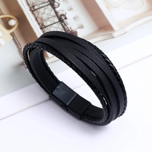Détail d'un bracelet multicouche en cuir tressé pour homme avec fermoir magnétique