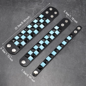 Detail von Punk-Lederarmbändern mit blau-schwarzen Marmornieten und Metall-Druckknöpfen