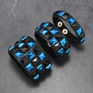 Detailansicht der Punk Lederarmbänder mit blau-schwarzen Pyramiden-Nieten in drei Breiten